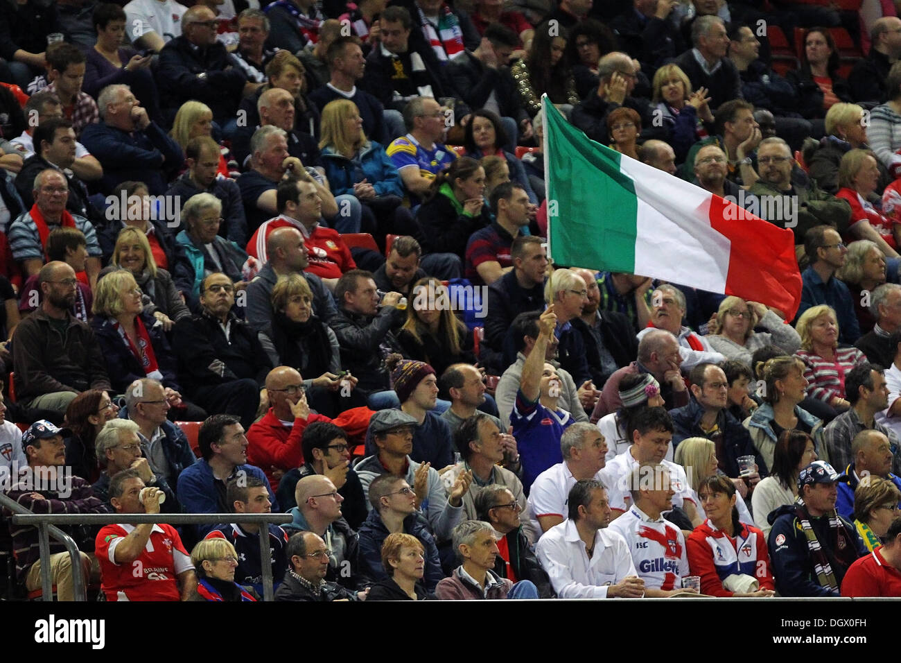 Cardiff, Pays de Galles. 26Th Oct, 2013. Italian fans célébrer au cours de la Coupe du Monde de Rugby match entre l'Italie et du Millennium Stadium. Credit : Action Plus Sport/Alamy Live News Banque D'Images