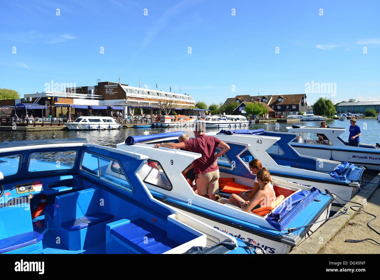 Les bateaux de croisière sur la rivière Bure, Wroxham, Norfolk Broads, Norfolk, Angleterre, Royaume-Uni Banque D'Images