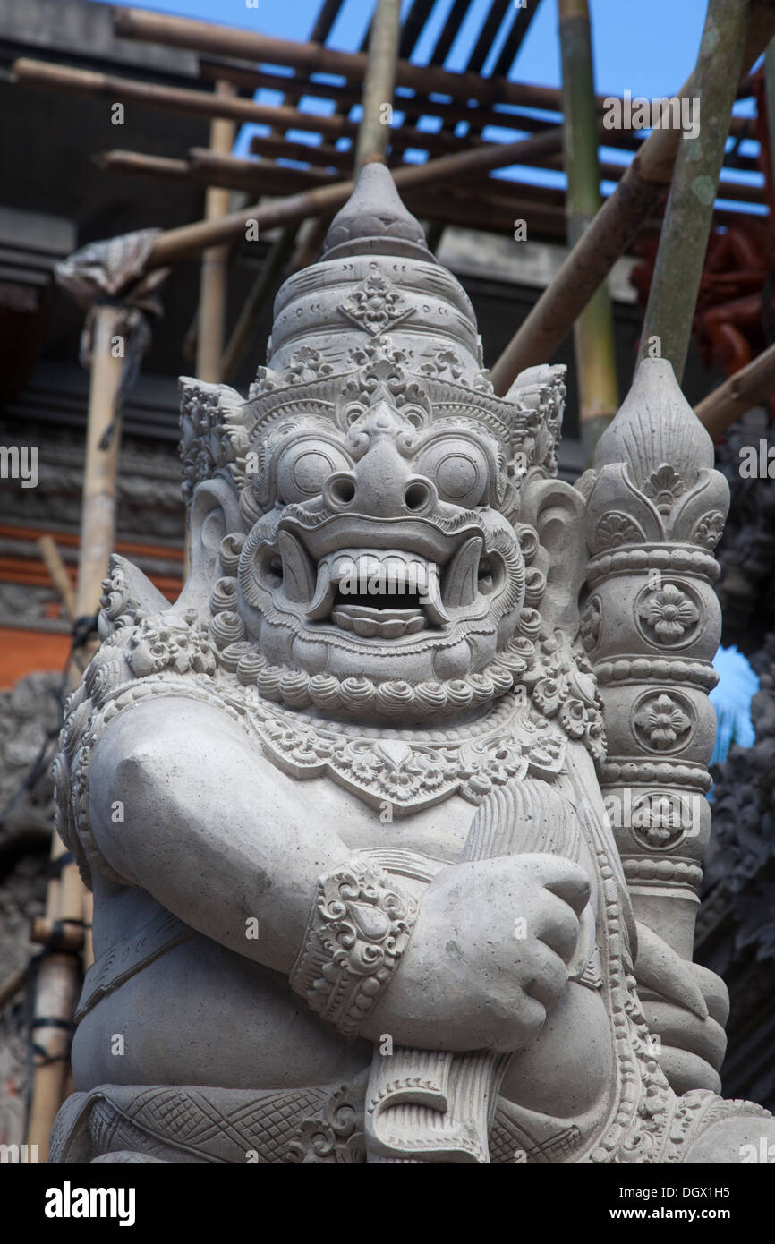 La figure religieuse en pierre statues Bali Ubud Indonésie sculpture sculpture décoration fait main visage symbolique ancienne cérémonie gray Banque D'Images