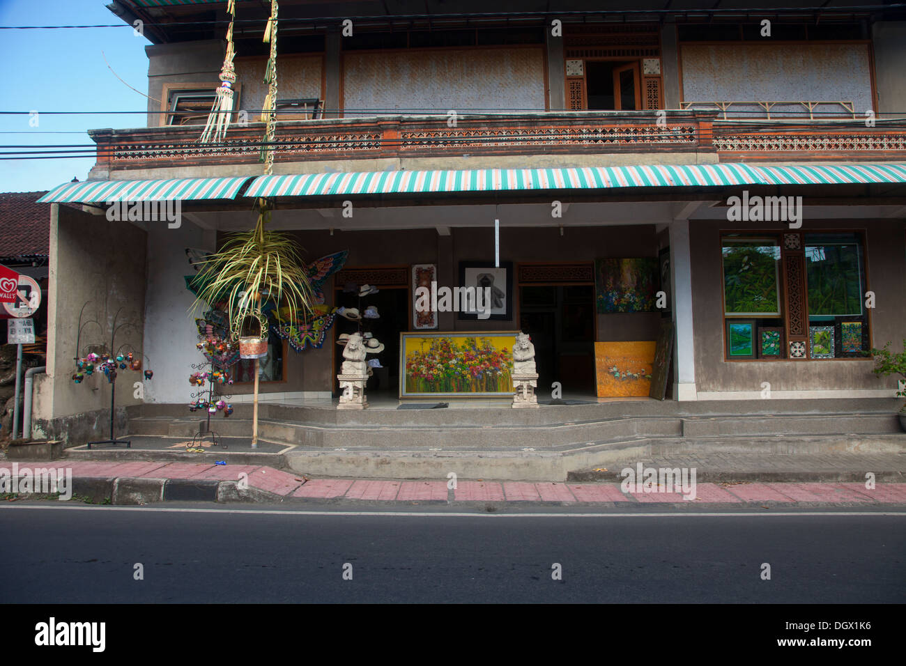 Shop galerie vente tableaux art Ubud commerce Asie pièce acheter cadeaux souvenirs touristes présente des sculptures de l'artiste artistique créer Banque D'Images