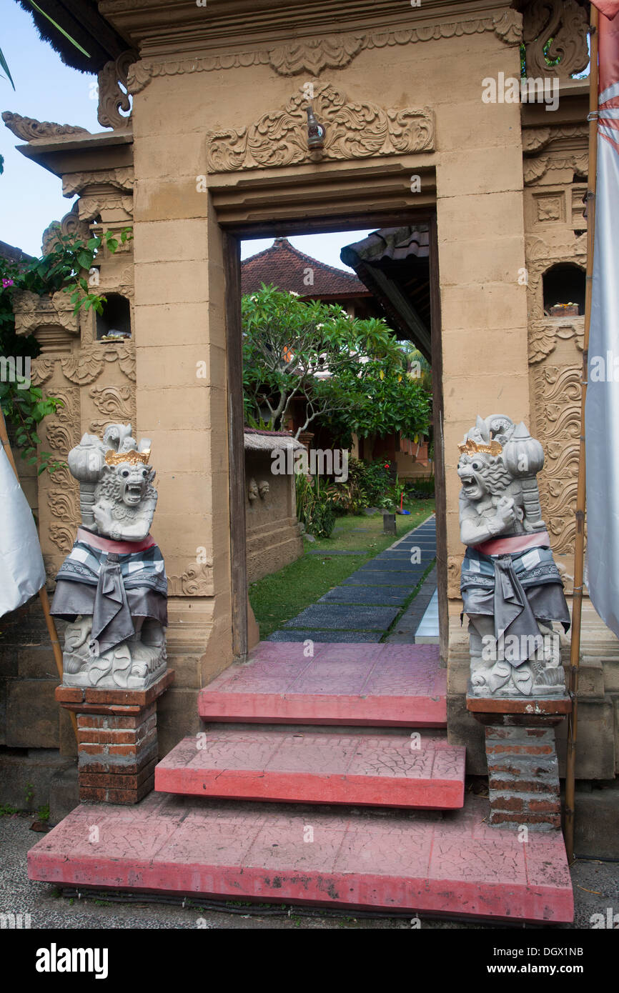 House entrée offrandes religieuses Ubud Bali offres Asie temple offre protection protéger dieux esprits mal tradition croyance Banque D'Images