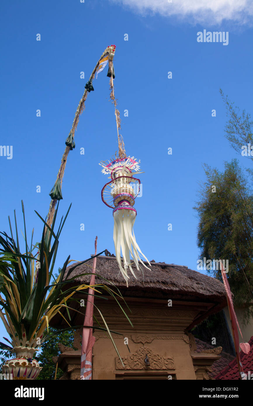Célébration Noël Décoration bambou Bali haut religieux religion religieux font de paille handmade tradition colorée accrocher grand rue Banque D'Images