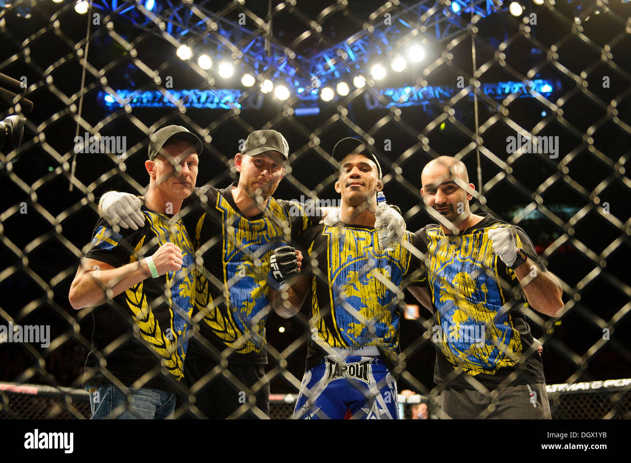 Manchester, UK. 26Th Oct, 2013. Nicholas Musoke (SWE) célèbre battant Alessio Sakara (ITA) par soumission au premier tour au cours de la carte principale Combat des poids moyens lors de l'UFC Fight Night : Machida vs. Munoz en aréna Phones 4u. © Plus Sport Action/Alamy Live News Banque D'Images