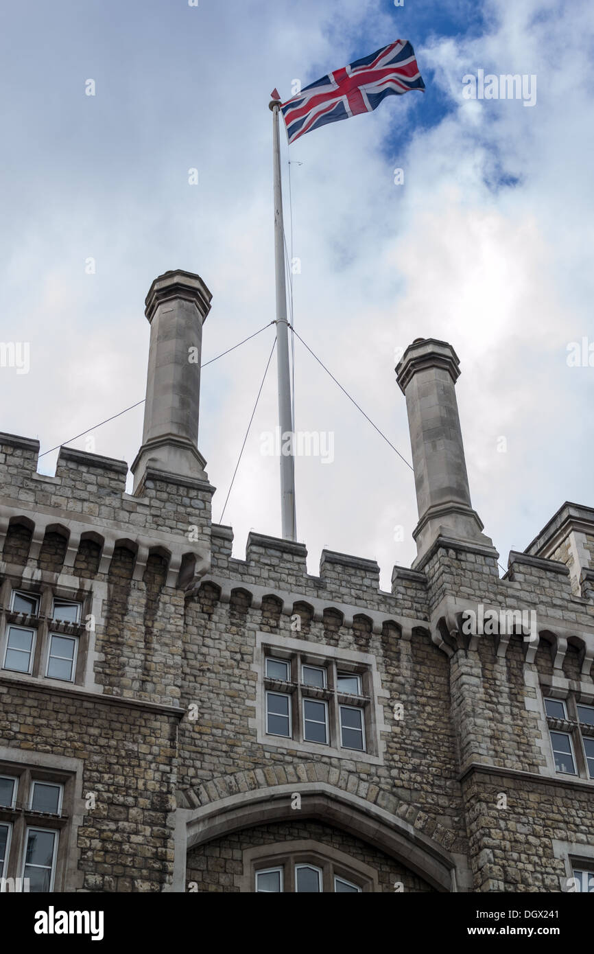 Un vieux bâtiment militaire battant pavillon du Royaume-Uni, l'Union Jack Banque D'Images