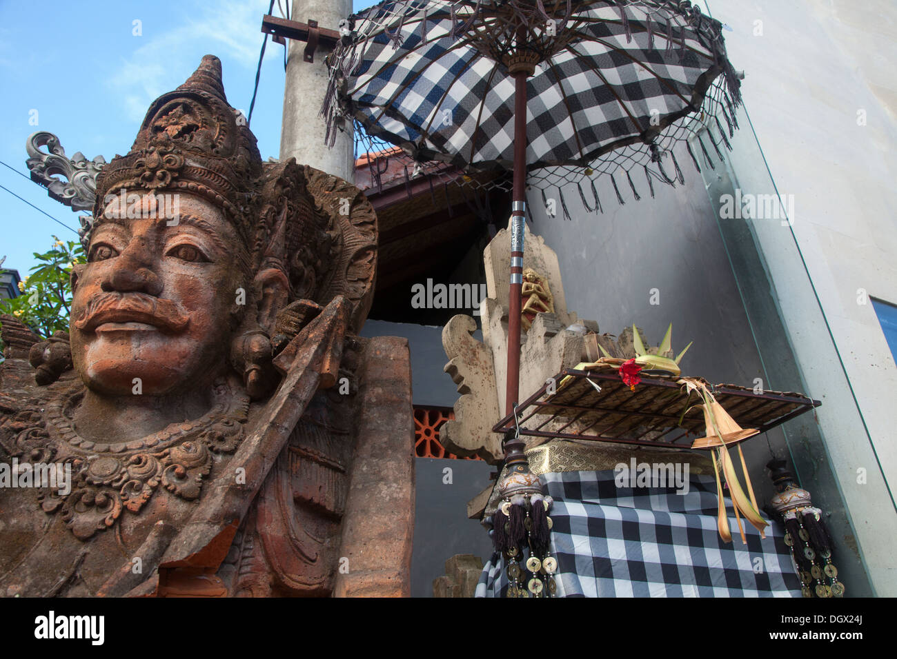 La figure religieuse temple offrant construction site Bali Indonesia Asia propose la religion religieux chef symbolique statue de pierre Banque D'Images