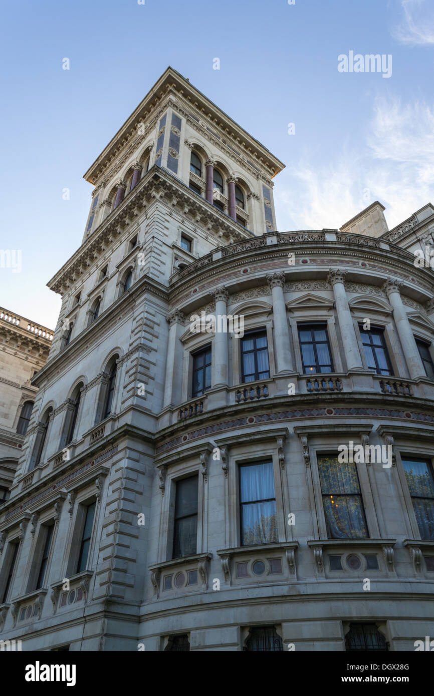 À la recherche jusqu'à l'arrière du bâtiment des Affaires étrangères et du Commonwealth de Horse Guards Road Banque D'Images