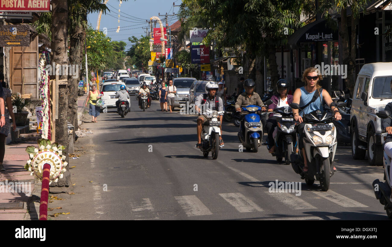 Scène de rue Ubud Bali Indonésie location de vélos trafic transport transport de touristes mouvement de la congestion routière typique jalan Banque D'Images