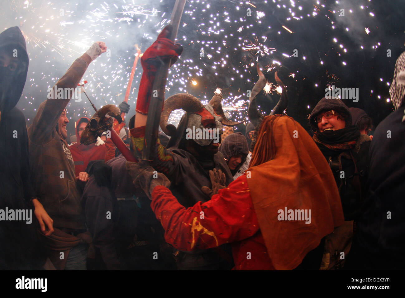 Les gens dansent entourés par le feu et la pyrotechnie lors d'un feu traditionnel run dans l'île de Majorque, Espagne Banque D'Images