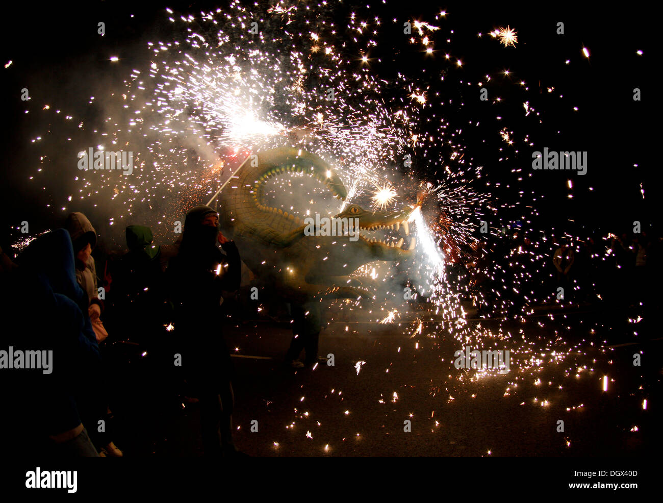 Les gens dansent entourés par le feu et la pyrotechnie lors d'un feu traditionnel run dans l'île de Majorque, Espagne Banque D'Images