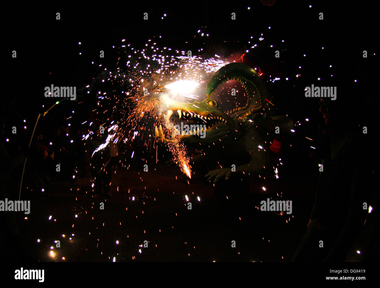 Les gens dansent entourés par le feu et la pyrotechnie lors d'un feu traditionnel run dans l'île de Majorque, Espagne Banque D'Images