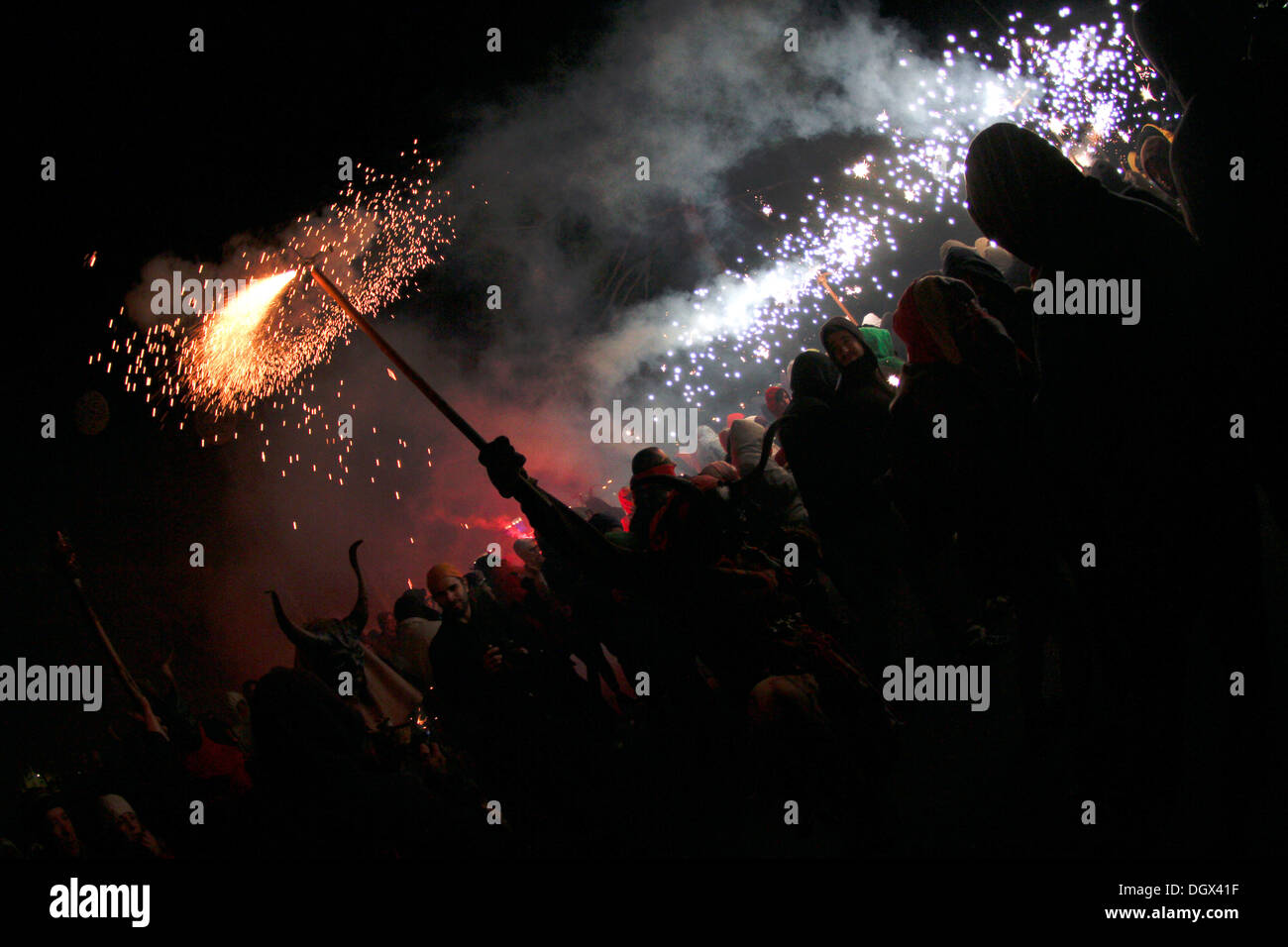 Les gens dansent entourés par le feu et la pyrotechnie lors d'un feu traditionnel run dans l'île de Majorque, Espagne Banque D'Images