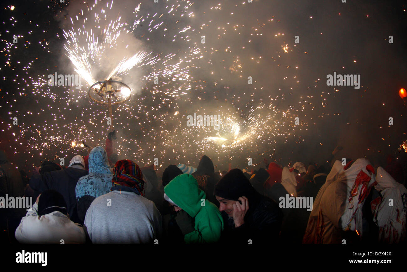 Les gens dansent entourés par le feu et la pyrotechnie lors d'un feu traditionnel run dans l'île de Majorque, Espagne Banque D'Images