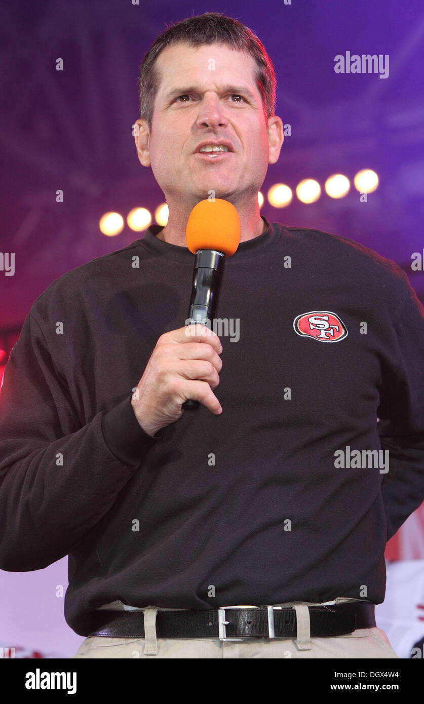 Trafalgar Square, Londres, Royaume-Uni. 26Th Oct, 2013. 49ers l'entraîneur-chef Jim Harbaugh au Rallye du ventilateur de la NFL - le jour avant le Jacksonville Jaguars prendre sur San Francisco 49ers au stade de Wembley - à Trafalgar Square, Londres - © KEITH MAYHEW/Alamy Live News Banque D'Images