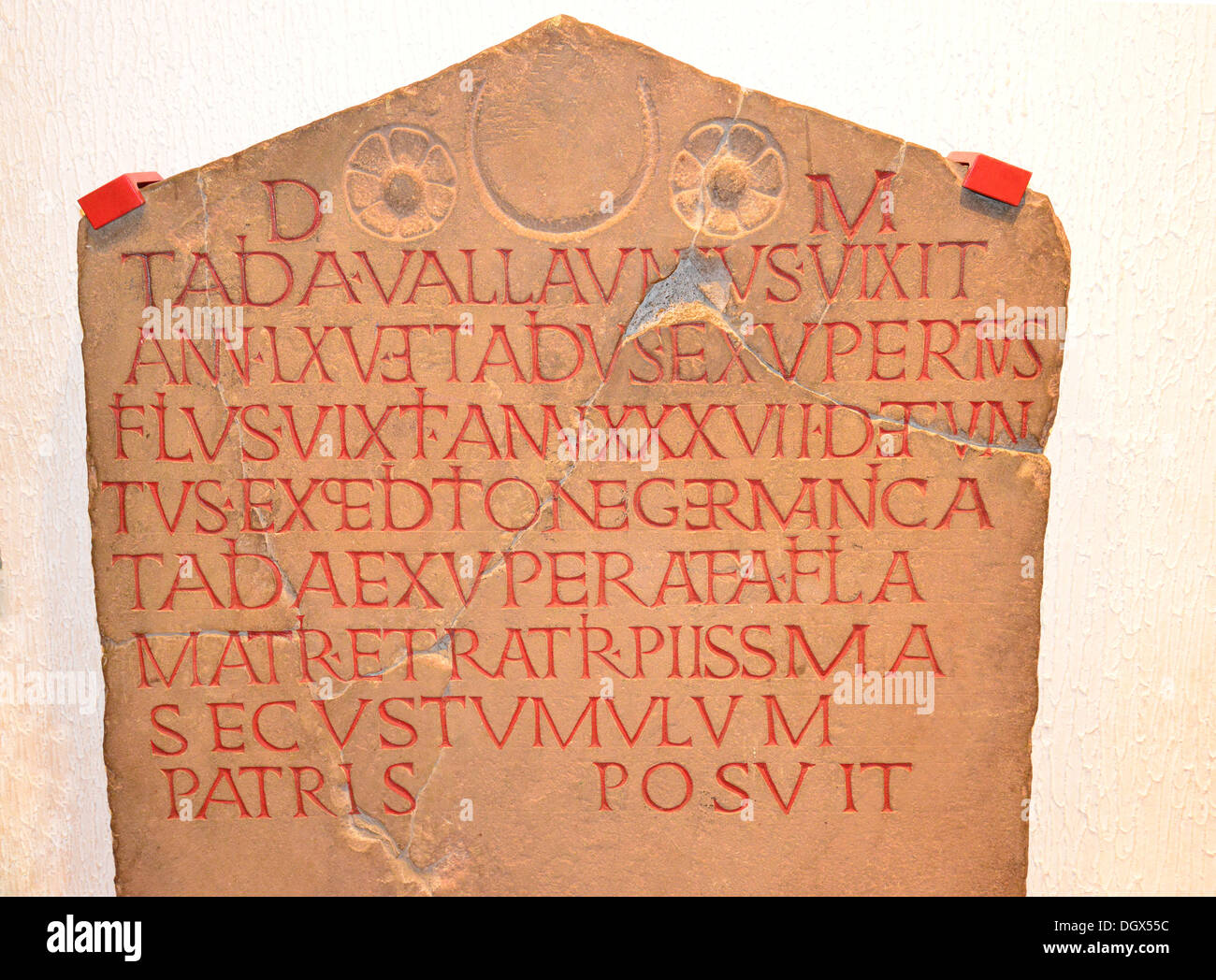Inscriptions latines romaines au National Roman Legion Museum, High Street, Caerleon, ville de Newport (Casnewydd), pays de Galles (Cymru), Royaume-Uni Banque D'Images