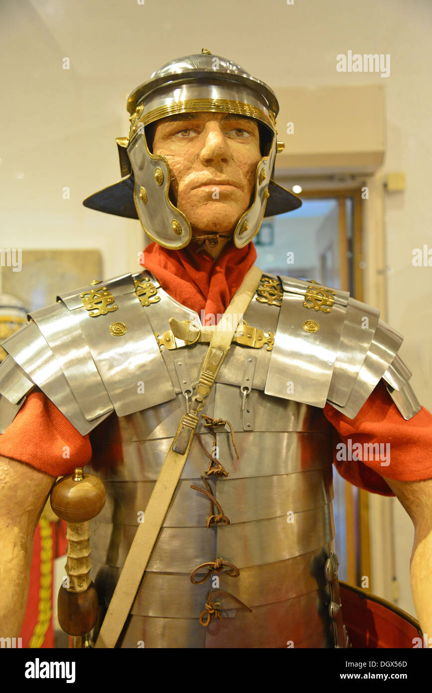 Exposition de soldats romains au National Roman Legion Museum, High Street, Caerleon, ville de Newport (Casnekydd), pays de Galles (Cymru), Royaume-Uni Banque D'Images
