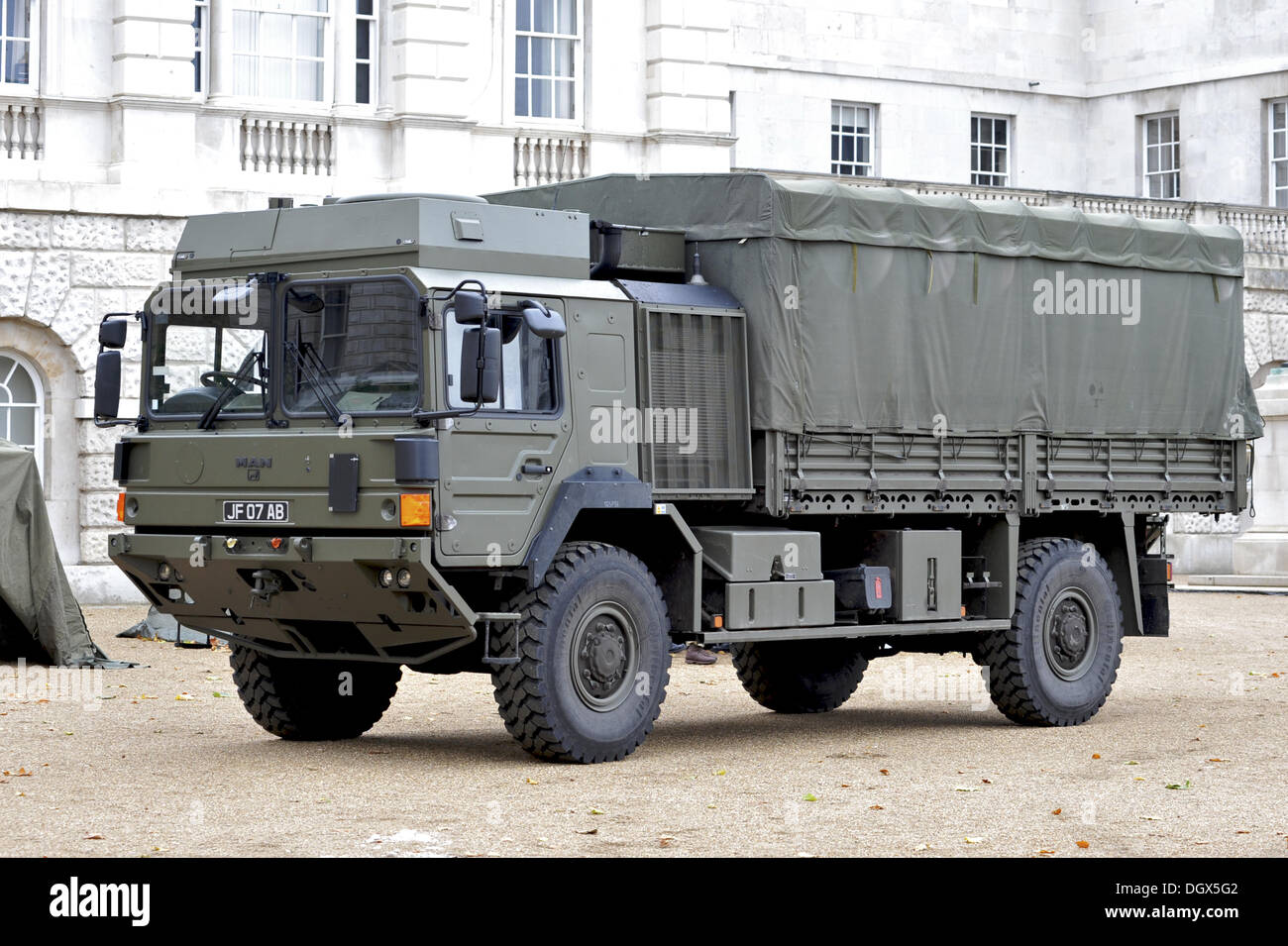 Londres, Royaume-Uni. 26Th Oct, 2013. L'homme de l'armée britannique HX60, 6  tonnes, 4X4, camion utilitaire tactique/configuré pour transporter le  personnel. Le véhicule est fabriqué par l'armée de terre d'Rheinmetall MAN  Military vehicles. ©