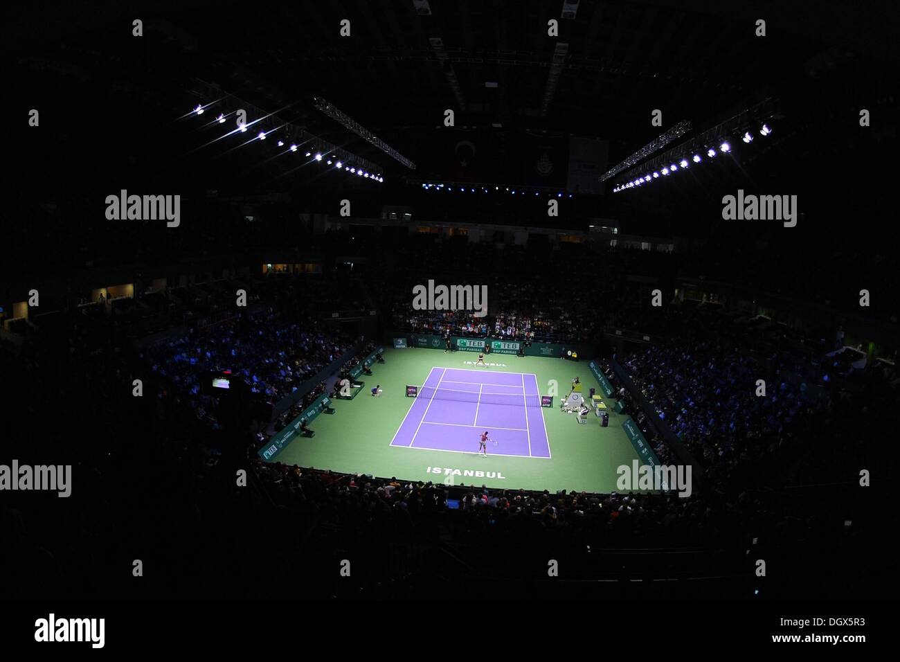 Istanbul, Turquie. 26Th Oct, 2013. La cour illuminée par des projecteurs pour le Masters de tennis WTA Istanbul Crédit : championnats womens Plus Sport Action/Alamy Live News Banque D'Images