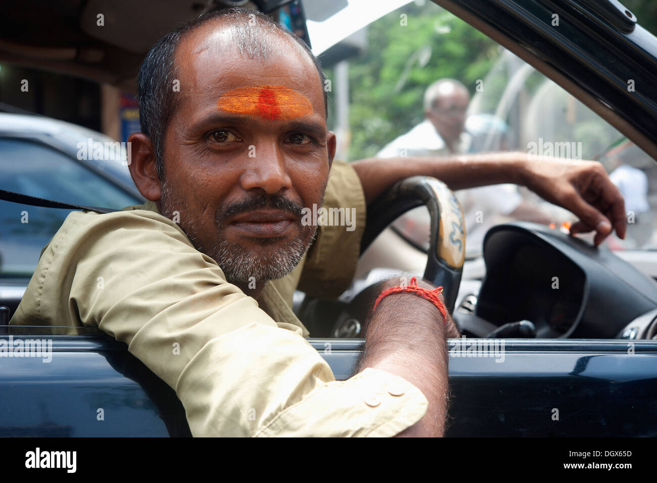 Chauffeur de taxi hindou dans sa cabine - Mumbai, Maharashtra Banque D'Images