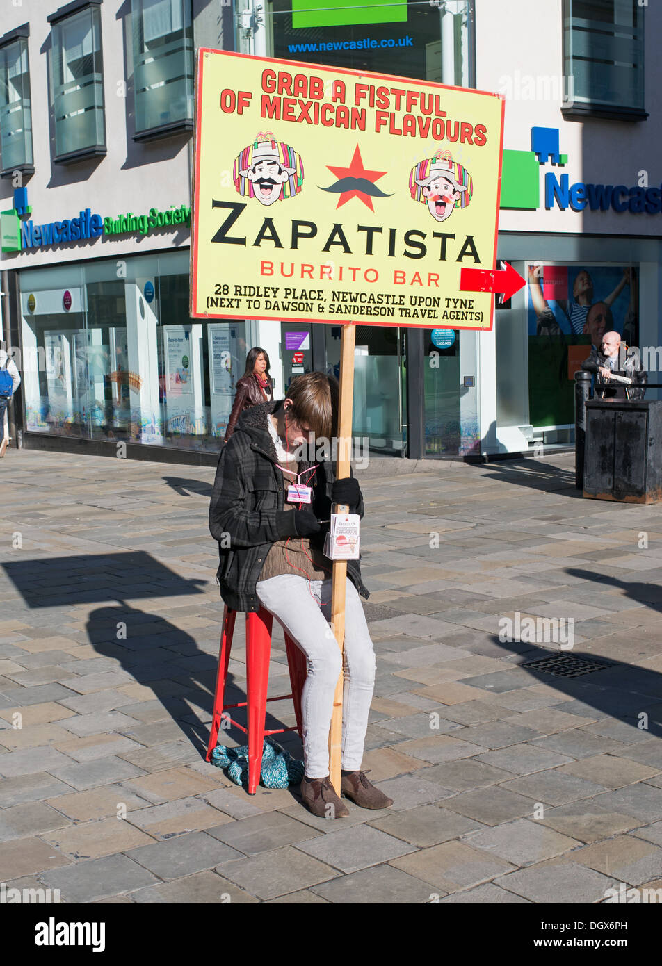 La jeunesse s'ennuie holding panneau publicitaire Newcastle Angleterre du Nord-Est UK Banque D'Images