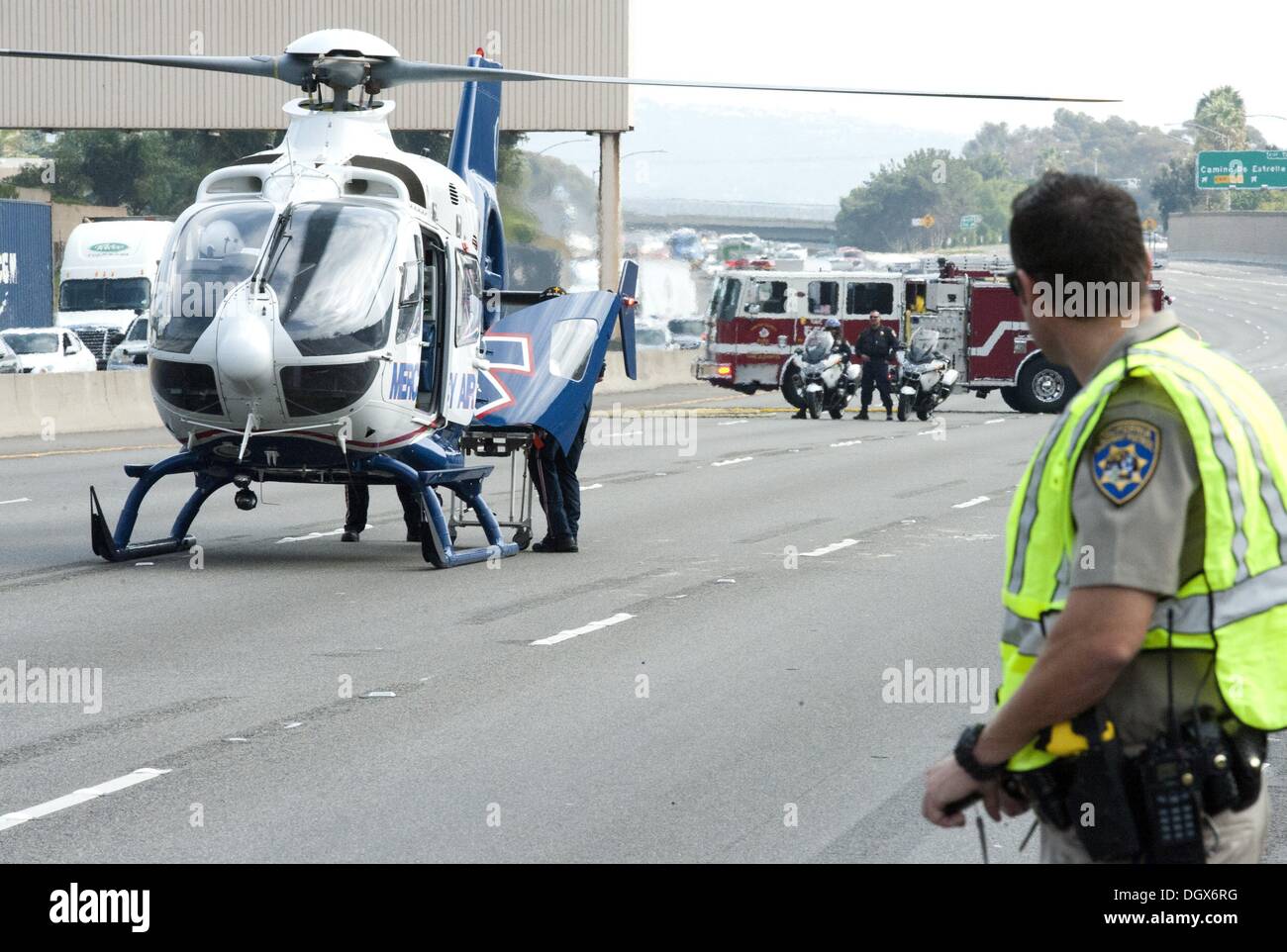 Dana Point, Californie, USA. 24 Oct, 2013. La circulation a été arrêtée comme un hélicoptère a atterri dans la région de lanes Medi-Vac jeudi pour aller chercher le pilote d'un livre blanc porte deux Nissan 350Z le jeudi après-midi.db.jpg --10/24/13 -- PHOTO DE DAVID BRO/Zuma Press.--- California Highway Patrol et Orange County Fire Authority chez les intervenants d'urgence ont été appelés pour un accident impliquant plusieurs véhicules un camion semi-remorque dans les voies sud de l'autoroute I5 le jeudi après-midi. L'accident, situé à seulement 250 mètres au sud de la Californie Via Freeway Overp Banque D'Images