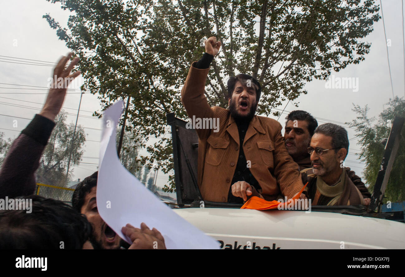 Srinagar Cachemire sous administration indienne, 27 octobre 2013. Shabir Ahmad Shah un leader séparatiste et ses partisans shot slogans onb haut d'un véhicule de police indiennes après avoir été arrêté par la police indienne lors d'une protestation des Indiens de Srinagar, la capitale d'été du Cachemire indien administré ,l'Inde . Grand nombre de troupes indiennes ont été déployés pour contrecarrer les manifestations anti-indiens au Cachemire. Débarquement des troupes indiennes au Cachemire le 27 octobre au Cachemire en 1947 un arrêt demandé par de nombreux groupes de résistance contre le débarquement de l'armée indienne au Jammu-et-Cachemire ce jour en 1947 est observée le dimanche.. Banque D'Images