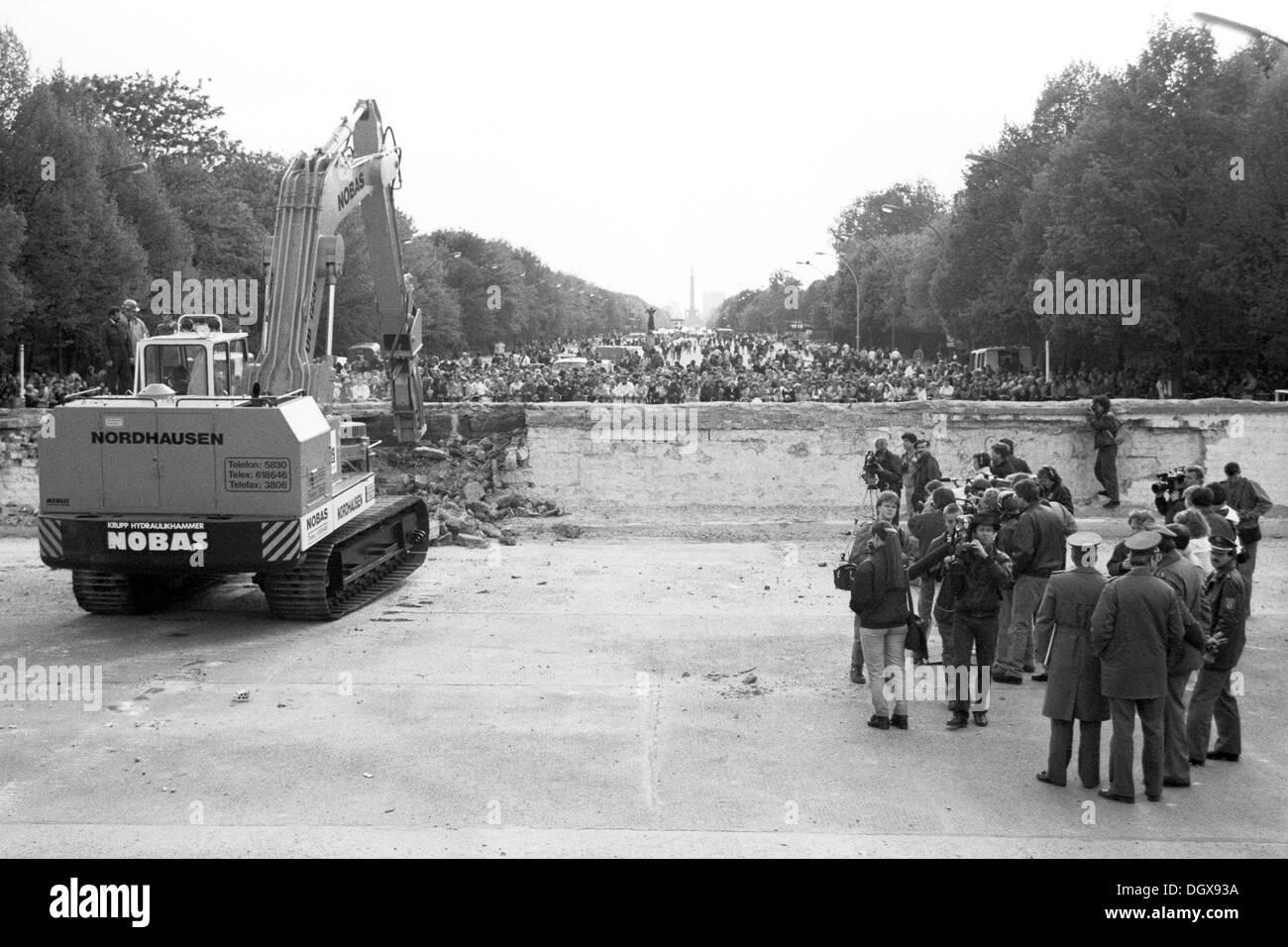 Le début de la démolition du mur de Berlin à la porte de Brandebourg, Berlin Banque D'Images