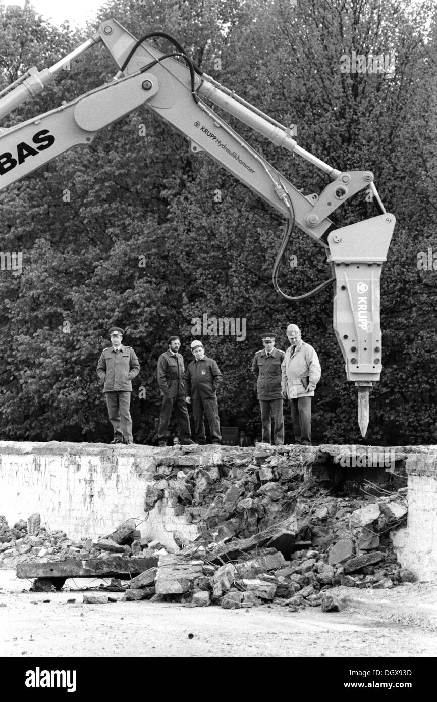 Le début de la démolition du mur de Berlin à la porte de Brandebourg, Berlin Banque D'Images