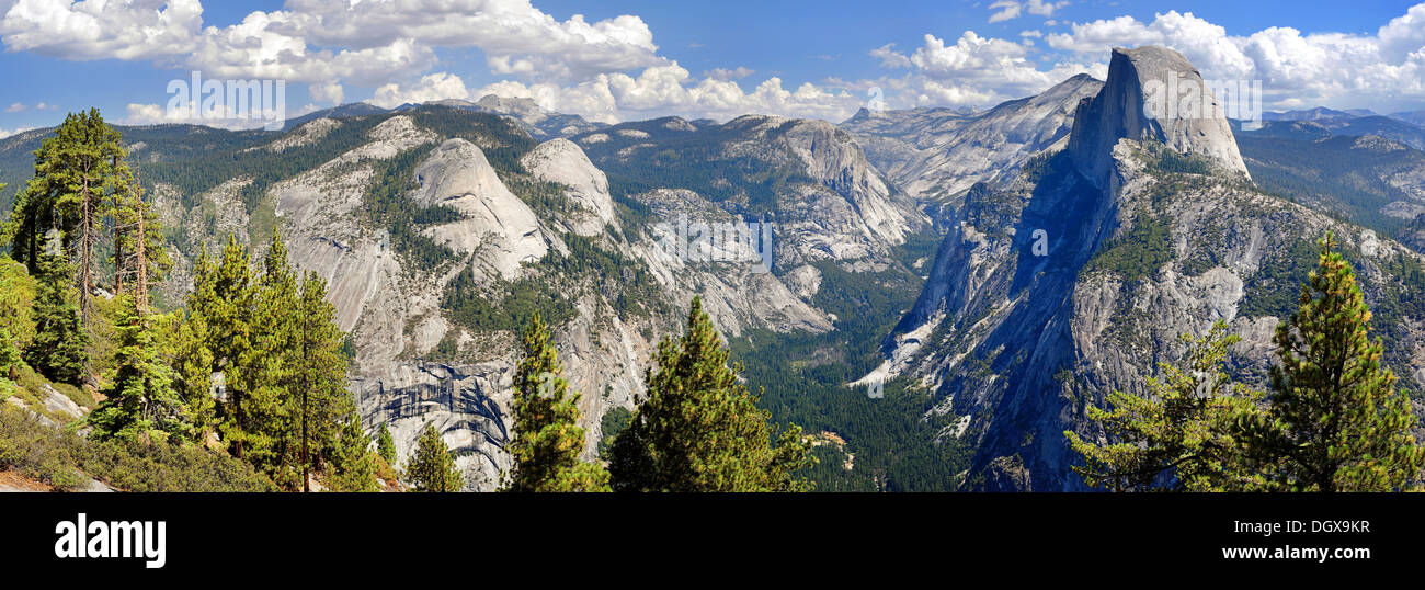 Glacier Point avec vue sur vallée de Yosemite avec le demi-dôme, Point Clacier, Yosemite National Park, California, United States Banque D'Images