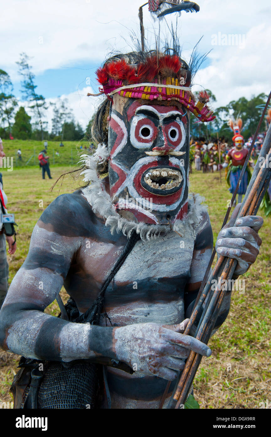Membre d'une tribu avec des décorations colorées et un masque à la traditionnelle collecte sing-sing, Hochland, Mount Hagen Banque D'Images