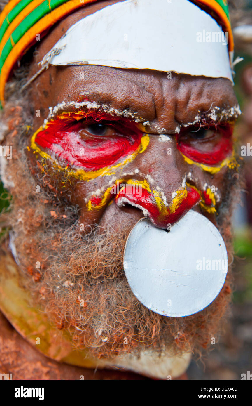 Homme avec décorations colorées et la peinture pour le visage célèbre à la traditionnelle collecte Sing Sing dans les Highlands, Paya Banque D'Images