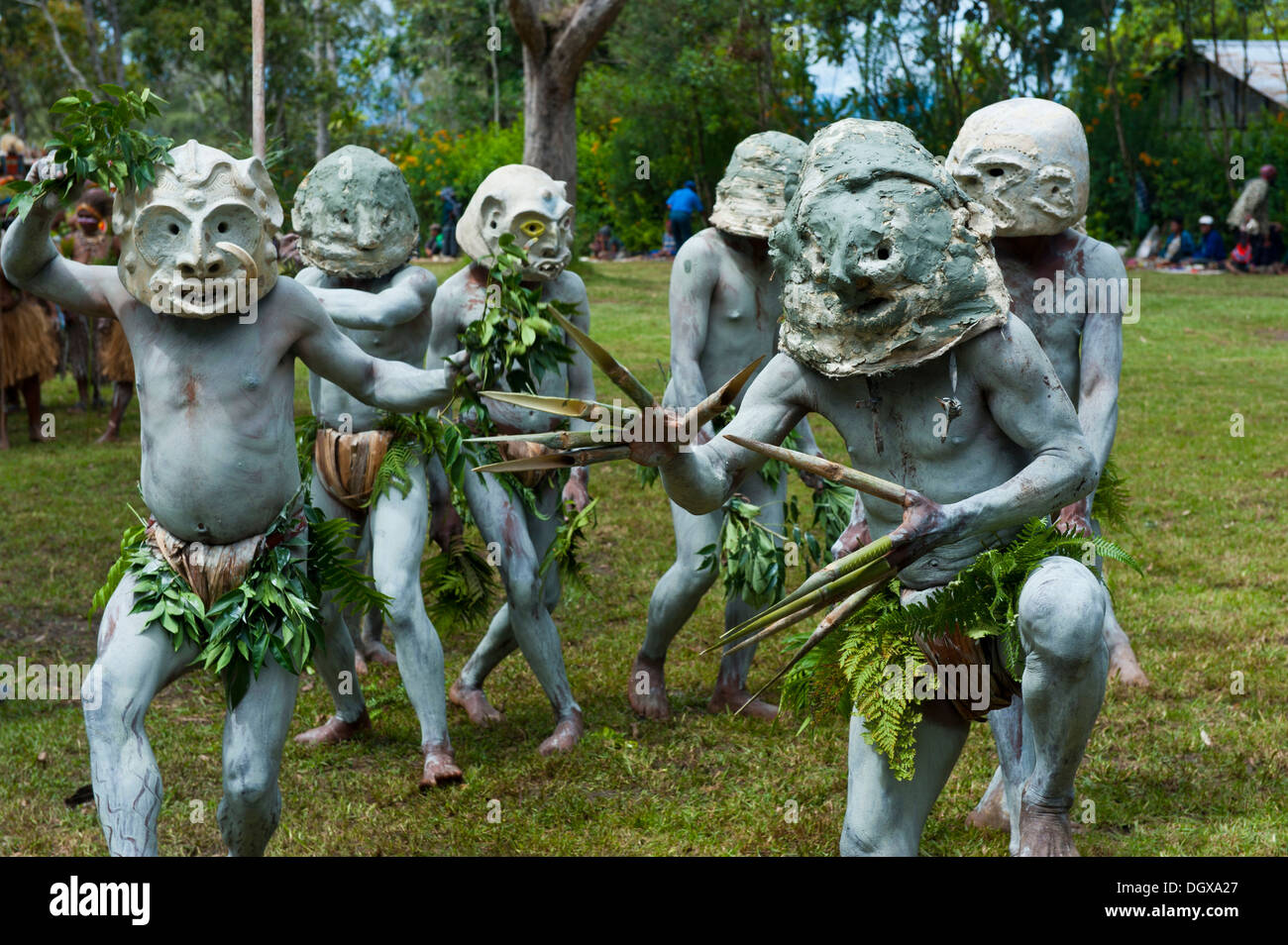 Membres de la tribu dans les masques et full body paint célèbrent à la traditionnelle collecte Sing Sing dans les highlands, Paya Banque D'Images