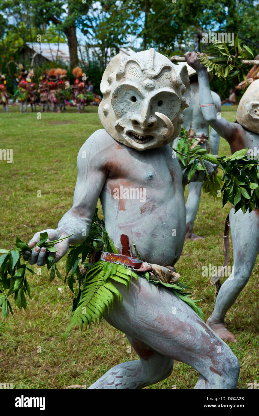 Membres de la tribu dans les masques et full body paint célèbrent à la traditionnelle collecte Sing Sing dans les highlands, Paya Banque D'Images