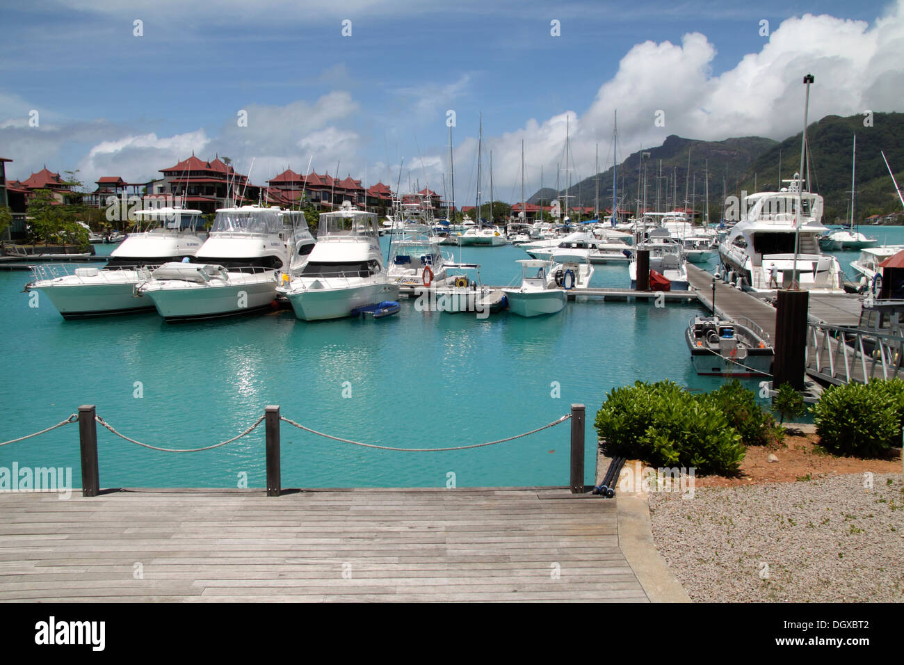 Bleu vert mer à Port Praslin aux Seychelles Banque D'Images