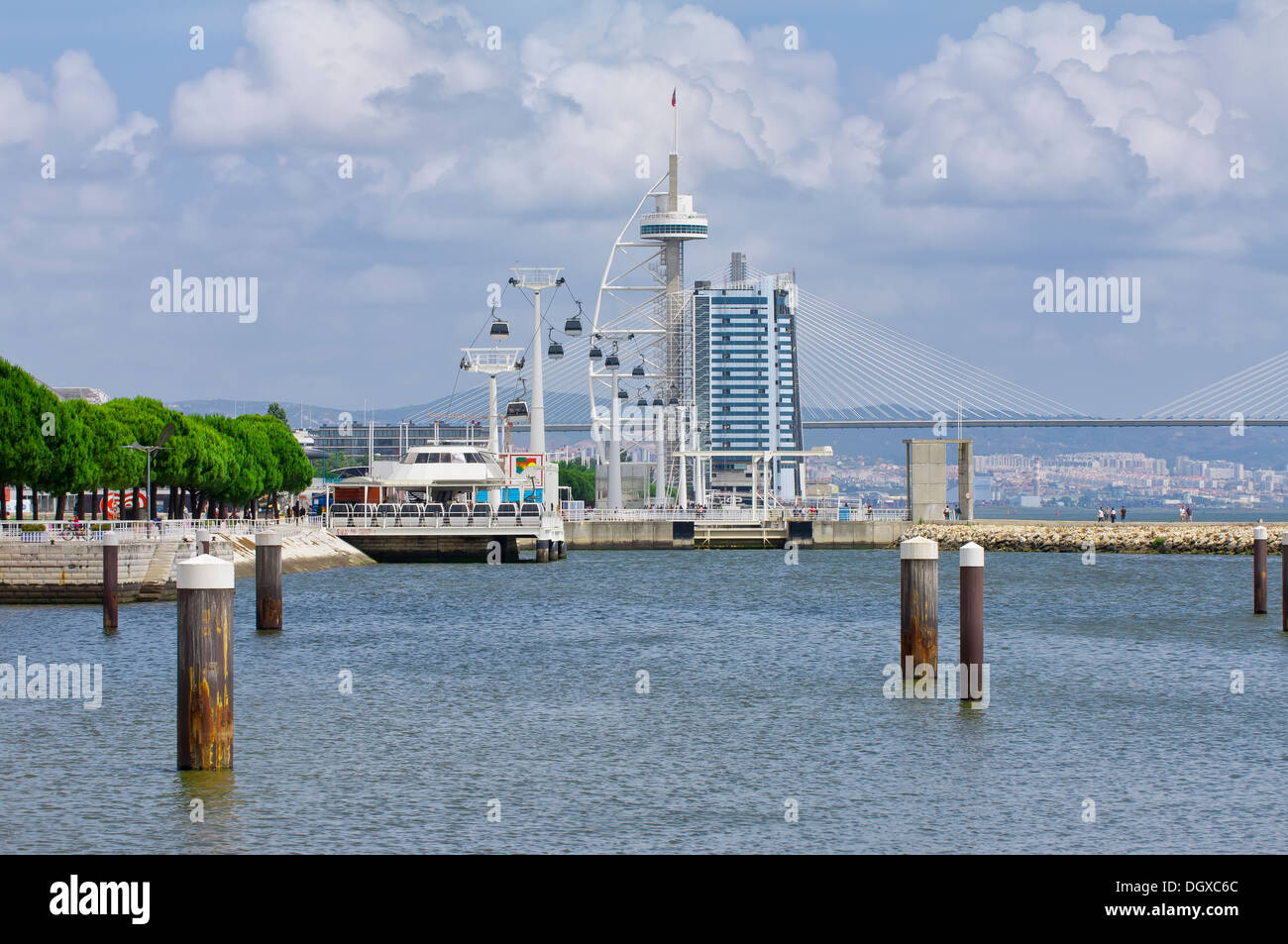 Tour Vasco da Gama, téléphérique et le Tage, Promenade, Parque das Nações (Parc des Nations), Lisbonne, Portugal Banque D'Images