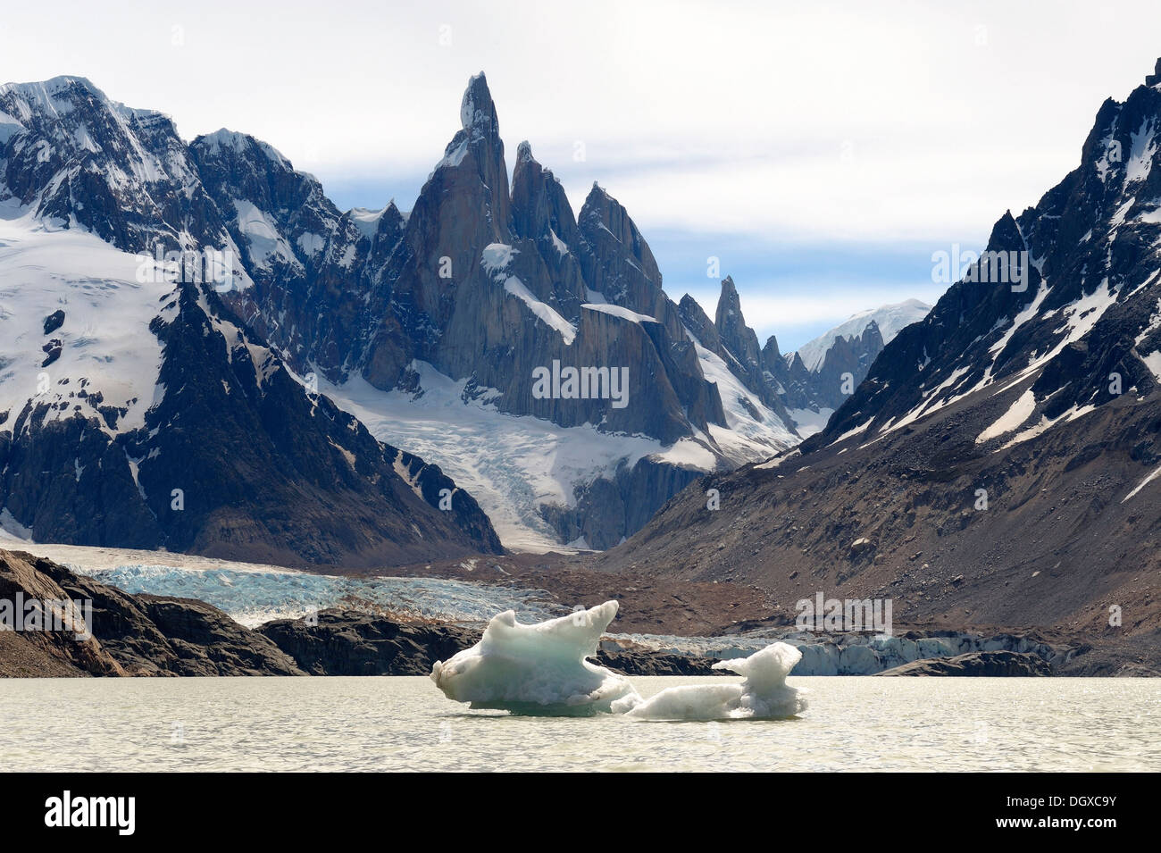 Mt. Du sommet du Cerro Torre avec glacier lagon, El Chalten, la Patagonie, les Andes, l'Argentine, l'Amérique du Sud Banque D'Images