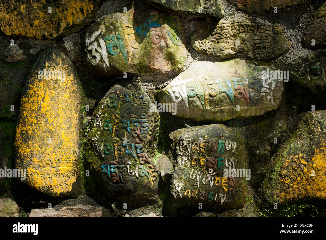 Prière bouddhistes antiques pierres avec mantra écrite Banque D'Images