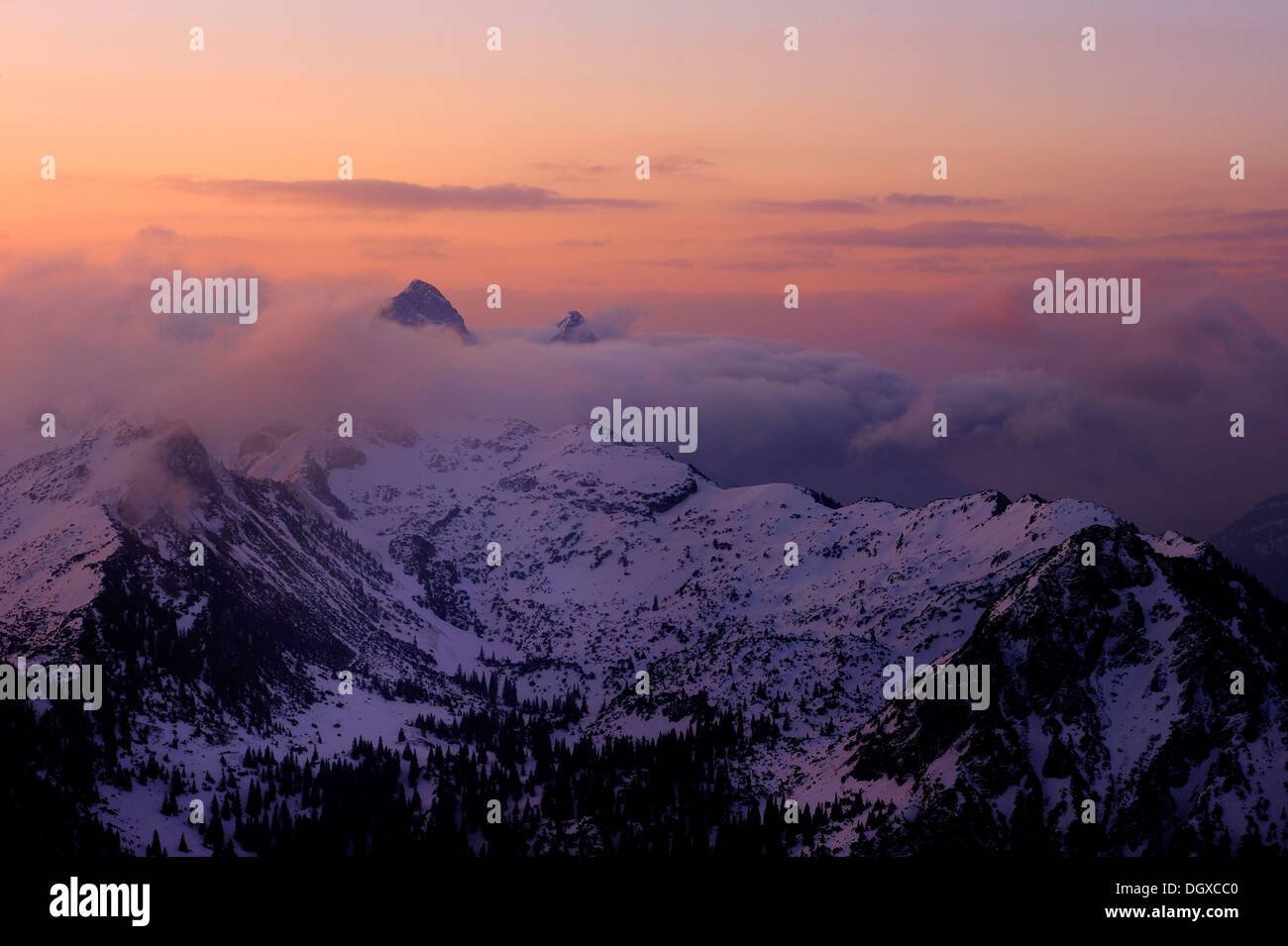 Des pics de montagne avec des nuages au lever du soleil, à l'aube, Graen, vallée Tannheimertal Ausserfern,, Tyrol, Autriche, Europe Banque D'Images