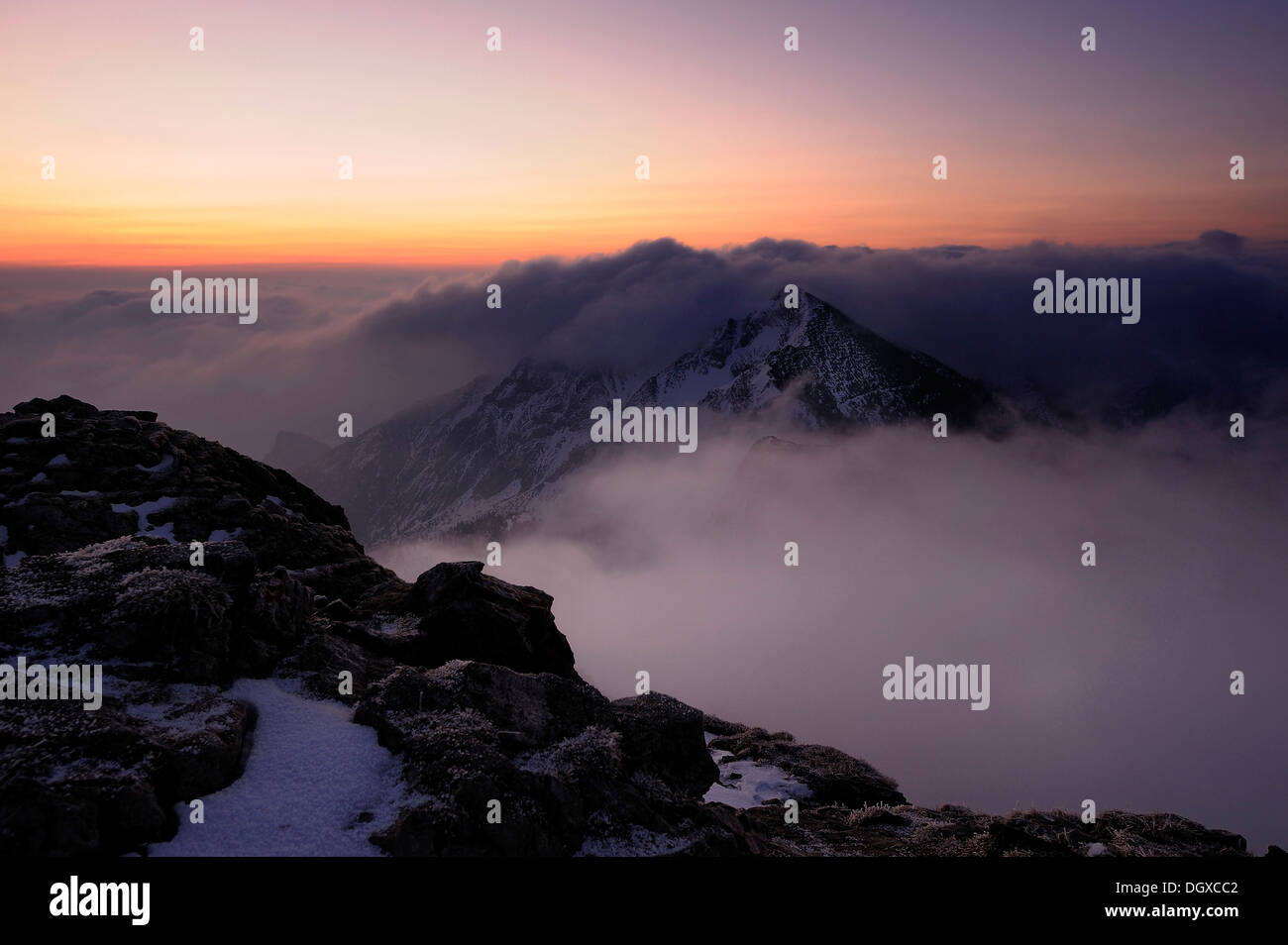 Des pics de montagne avec les nuages pendant heure magique, à l'aube, Graen, vallée Tannheimertal Ausserfern,, Tyrol, Autriche, Europe Banque D'Images
