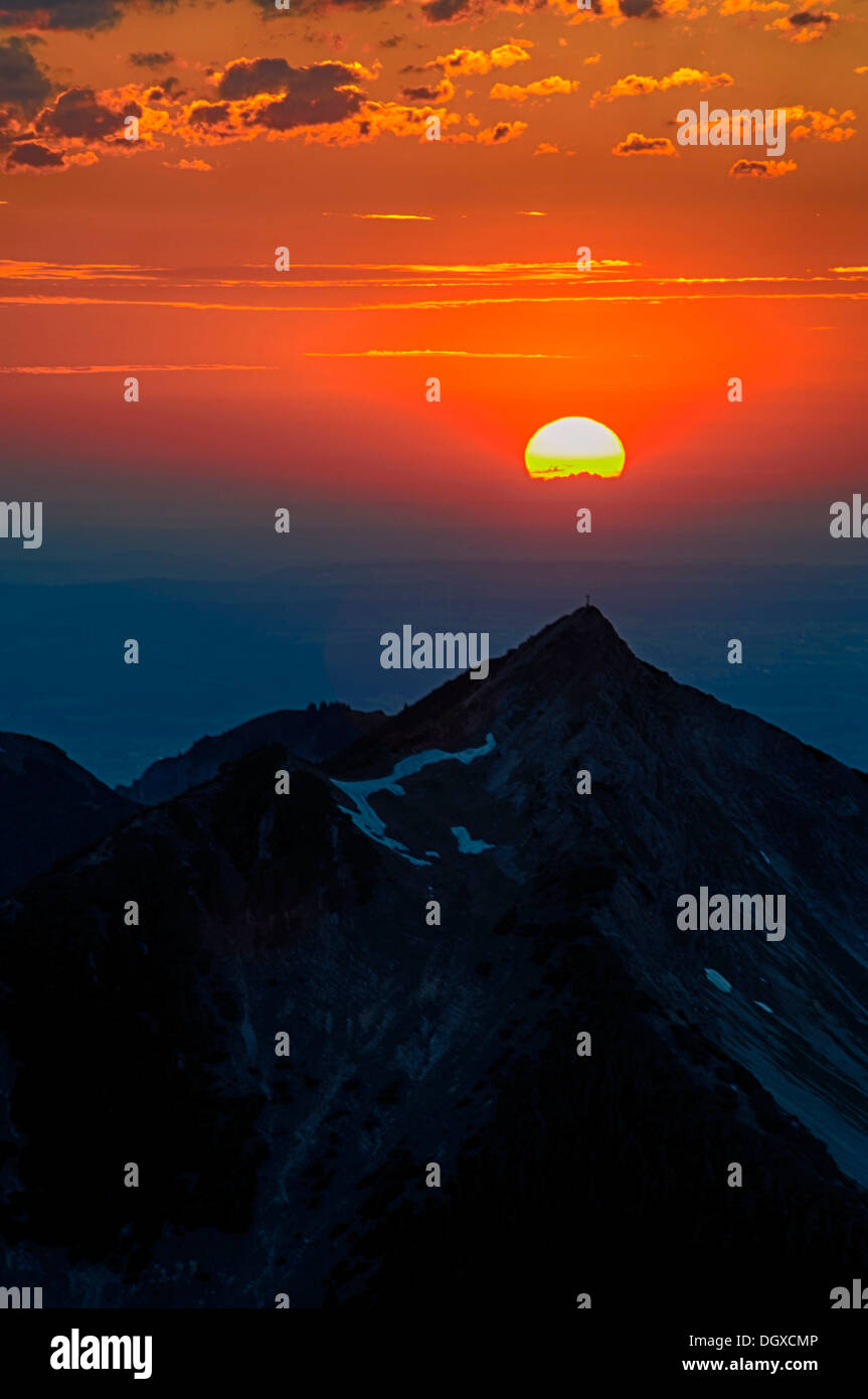 Soleil du soir, coucher de soleil sur des pics de montagne, Mt Kreuzspitze, municipalité d'Ettal, montagnes Ammer, Bavière Banque D'Images