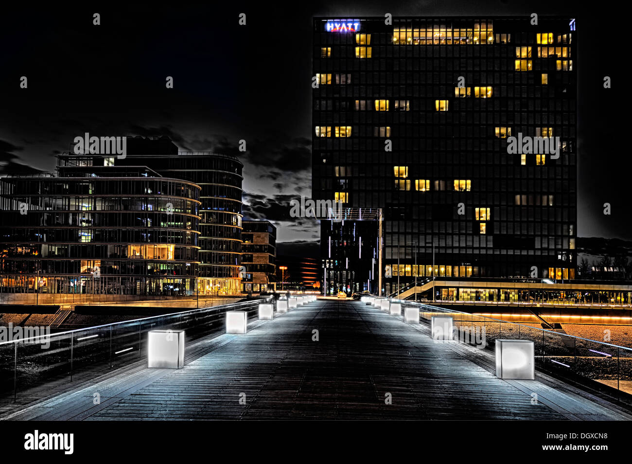 Hôtel Hyatt Regency, au crépuscule, Medienhafen Media Harbour, Düsseldorf, Rhénanie du Nord-Westphalie Banque D'Images