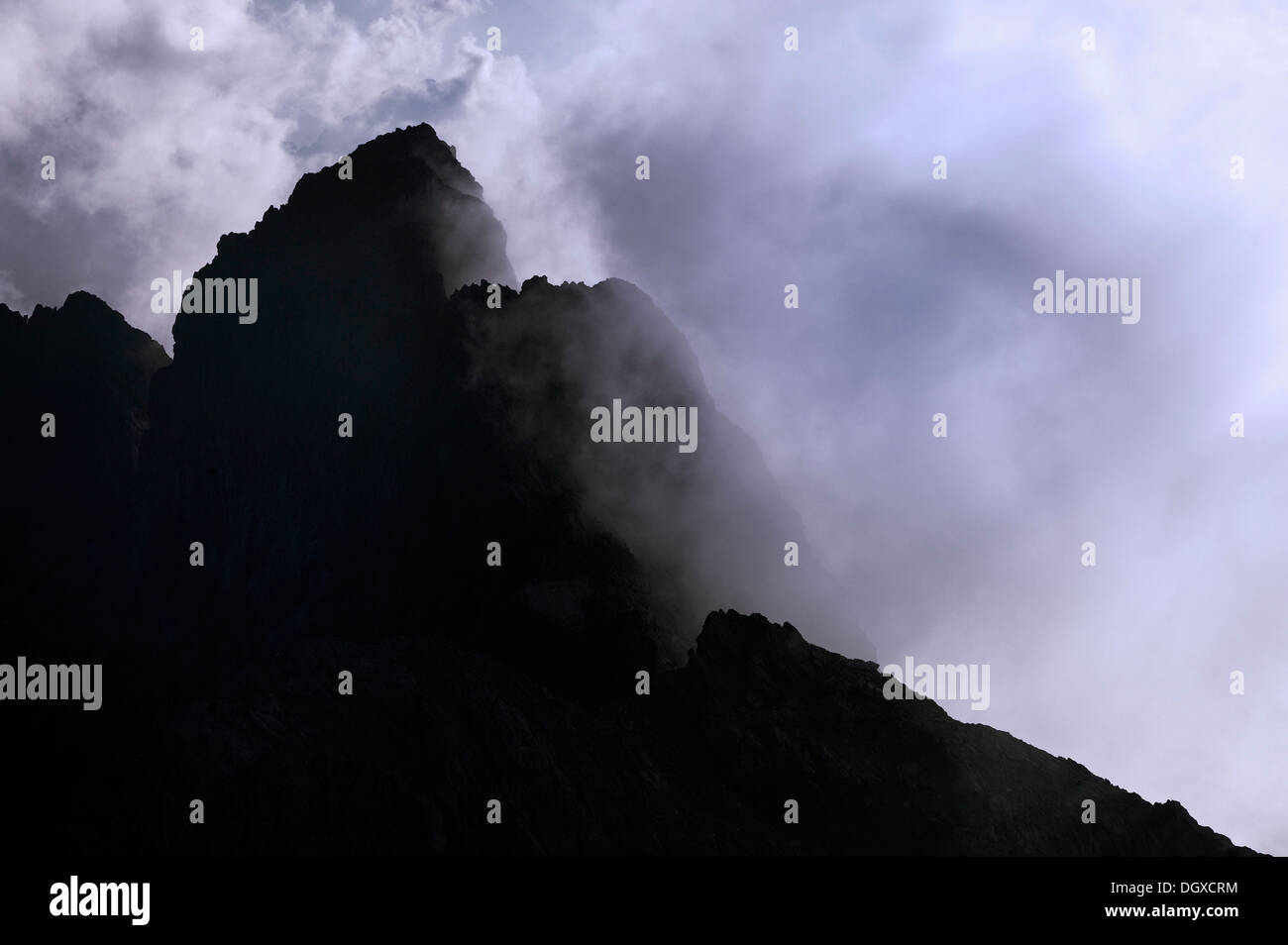 Des pics de montagne dans les nuages, Warth, Vorarlberg, Autriche, Europe Banque D'Images