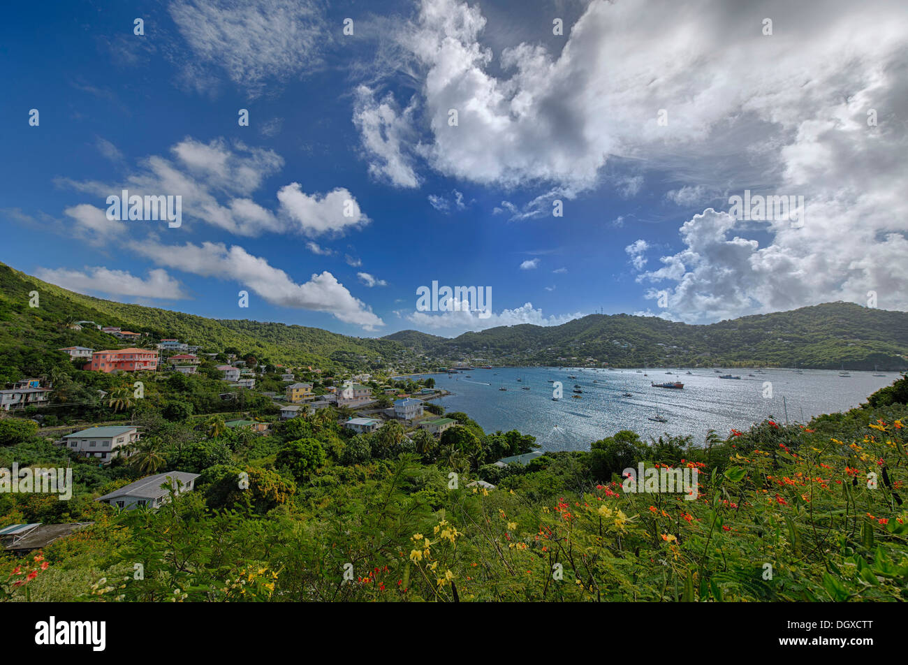 Caribbean bay avec des maisons et des bateaux, Saint Lucia Banque D'Images