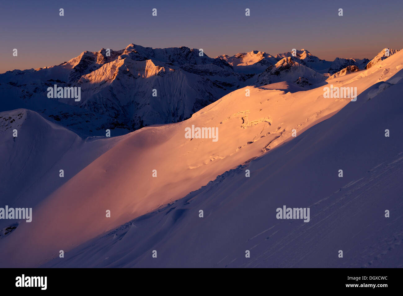 Sommets du Mt Hochkuenzelspitze dans la lumière du matin, Baad, Kleinwalsertal, Vorarlberg, Autriche Banque D'Images