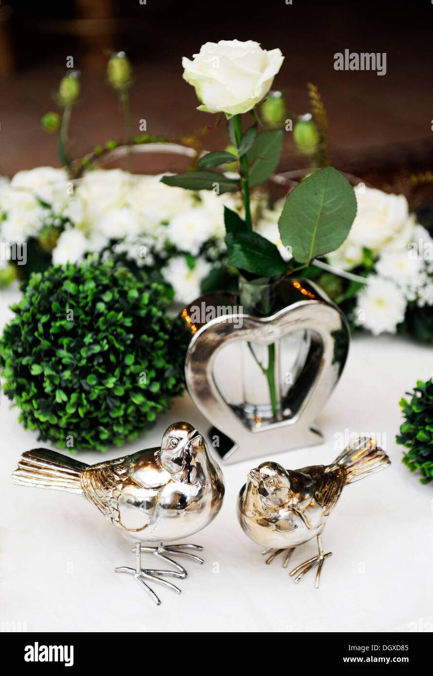 Décoration de table pour un mariage table, white rose en vase en forme de cœur, avec deux oiseaux à l'avant Banque D'Images