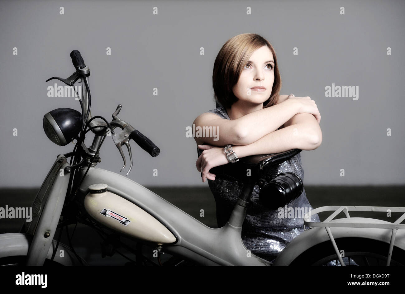 Jeune femme avec une moto vintage Motom Banque D'Images