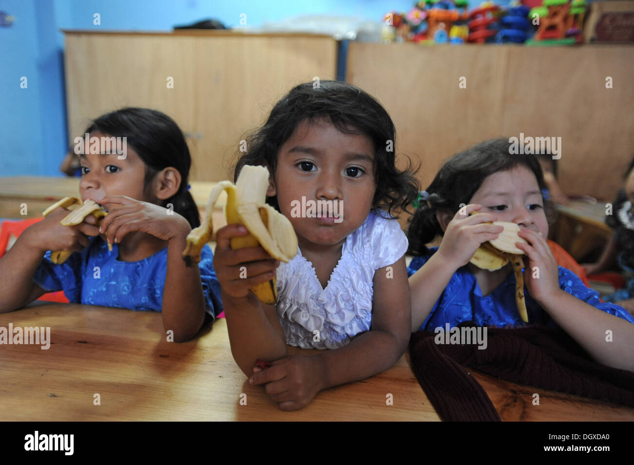 Les enfants autochtones du Guatemala à l'âge préscolaire à San Jorge La Laguna, Solola, Guatemala. Banque D'Images