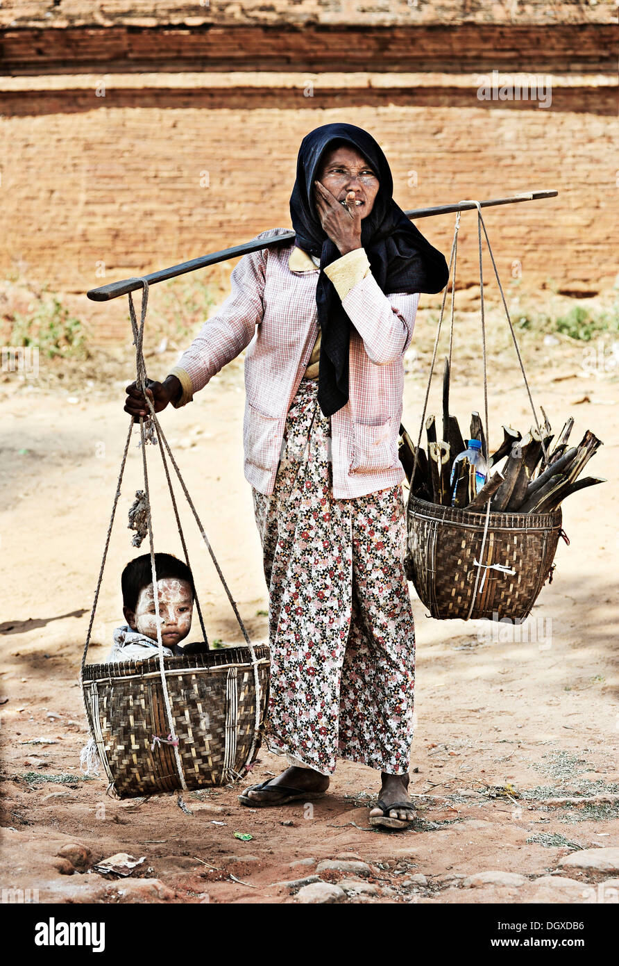 Femme portant un enfant dans un panier, Bagan, Birmanie, également connu sous le nom de Myanmar, en Asie du Sud-Est, l'Asie Banque D'Images