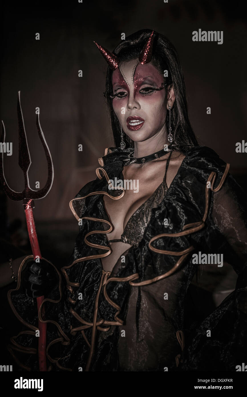 Diable d'Halloween . Thaïlande transvestite costume de Devils Horns et trident harpon Banque D'Images