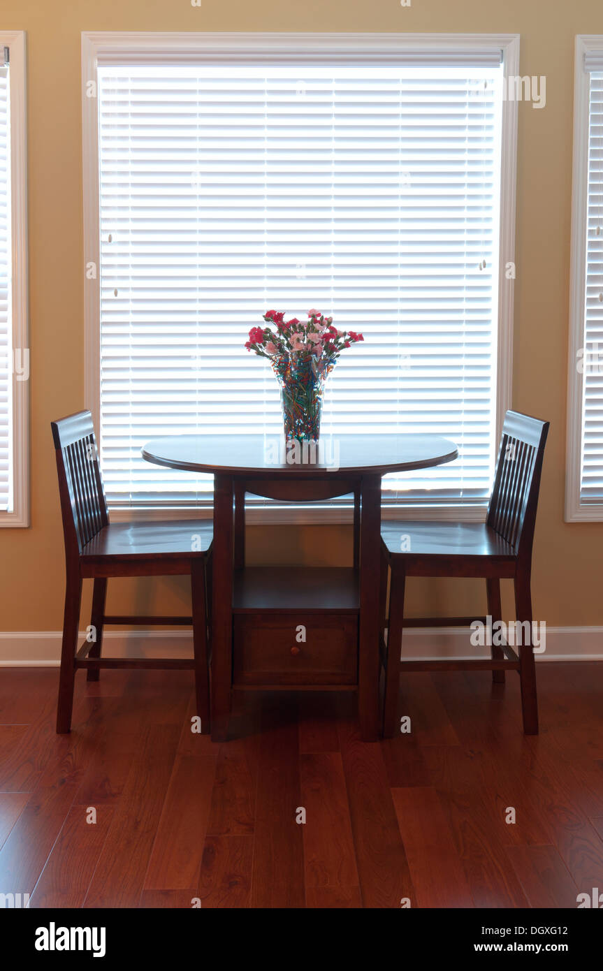 En copropriété dans l'intérieur rétro-salle à manger avec table et cœur Banque D'Images