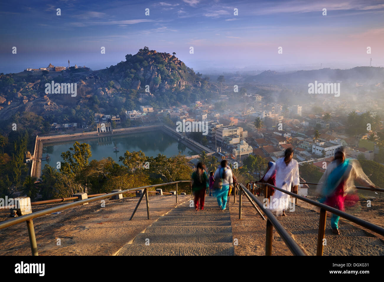 L'ordre croissant des pèlerins Jain temple rock à Sravanabelagola, Inde Banque D'Images